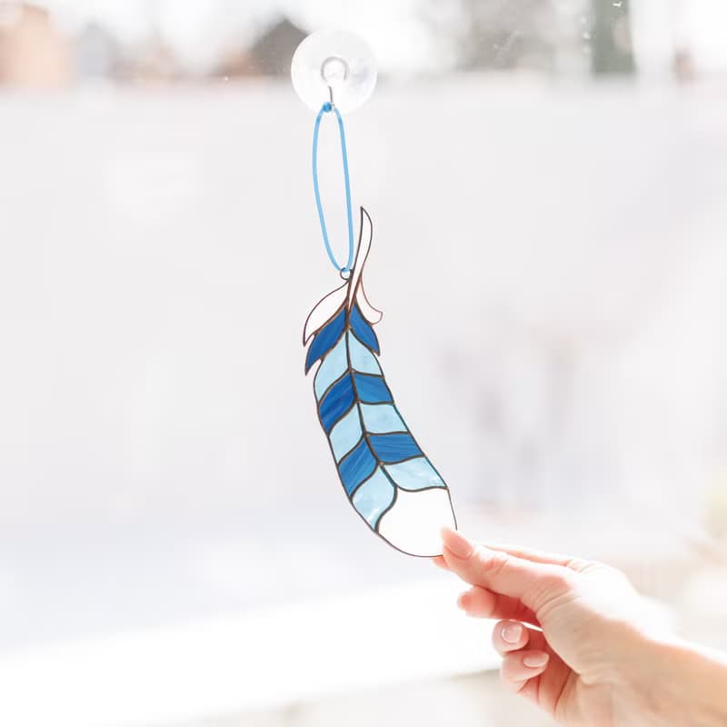 彩色玻璃捕日者冠藍鴉羽毛窗掛 - 大自然的禮物