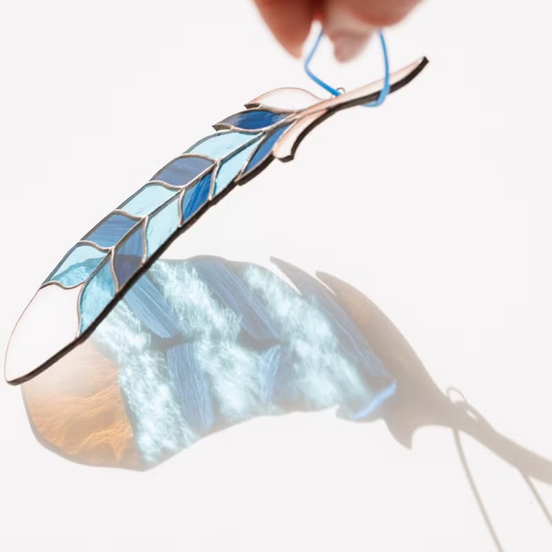 彩色玻璃捕日者冠藍鴉羽毛窗掛 - 大自然的禮物
