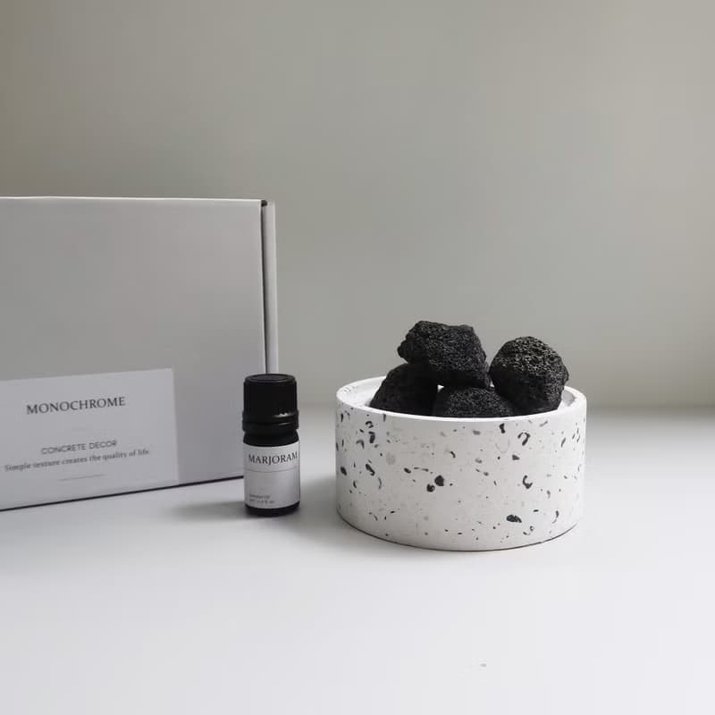 TERRAZZO 磨石子 | 天然礦石黑火山岩水泥擴香盆 & 純精油組