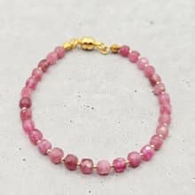 【日本製】ピンクトルマリンのキューブビーズブレスレット　 不器用さんでも安心、ストレスゼロのワンタッチ装着