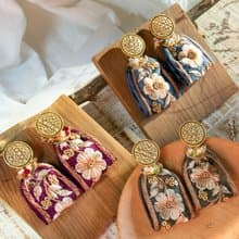 刺繡緞帶耳環 造型鈕扣 法式優雅質感 醫療鋼針 可改耳夾
