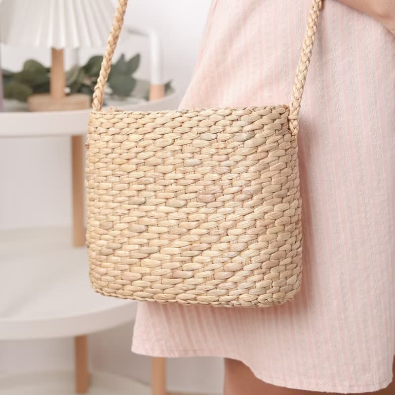 草編斜挎錢包  帶流蘇包飾的編織手提包  小可愛錢包