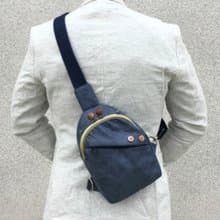 男生肩背包 斜背包 側背包 藍色胸包 口金包 隨身包