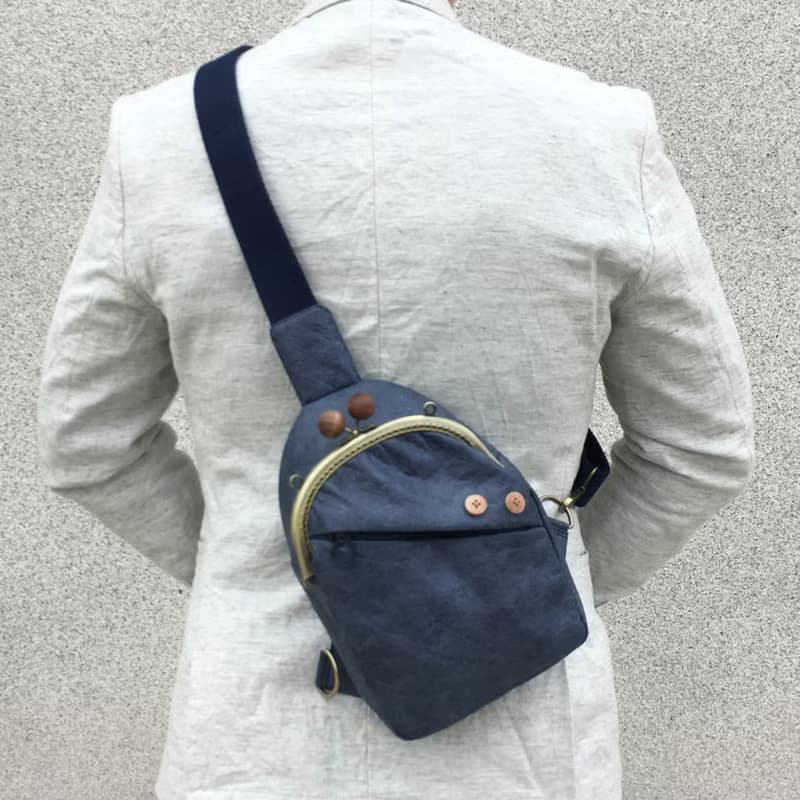 男生肩背包 斜背包 側背包 藍色胸包 口金包 隨身包
