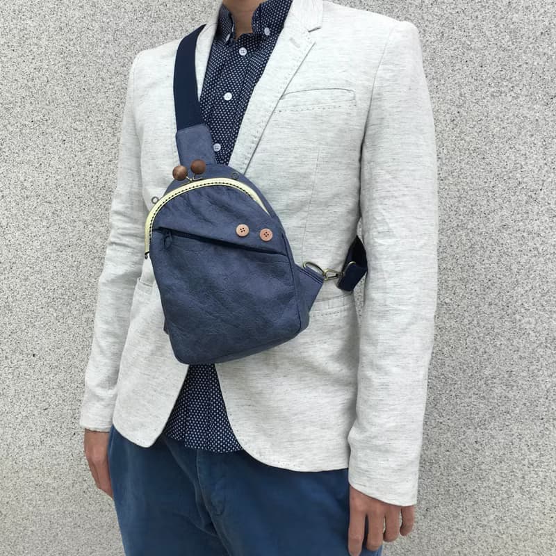 男生肩背包 斜背包 側背包 藍色胸包 口金包 隨身包