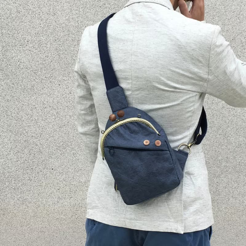 男生肩背包 斜背包 側背包 藍色胸包 口金包 隨身包