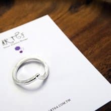 擁抱的力量(小) 線狀 925純銀戒指-64DESIGN