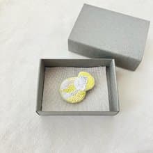 Brooch/手刺繍/2024黄001/ 箱入 1点もの/