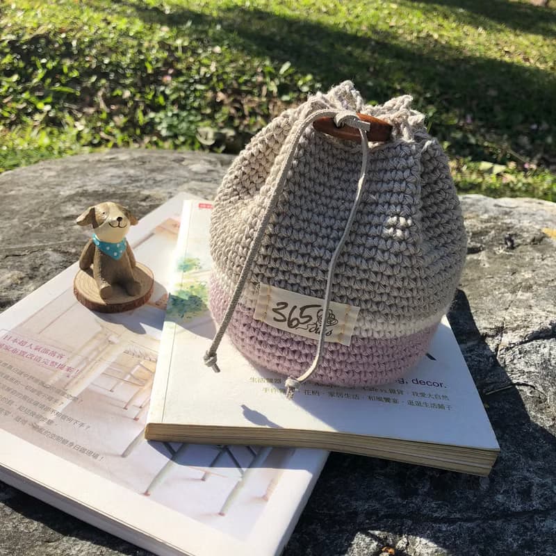 鉤織工藝。雙色苧麻束口化妝包(灰紫)