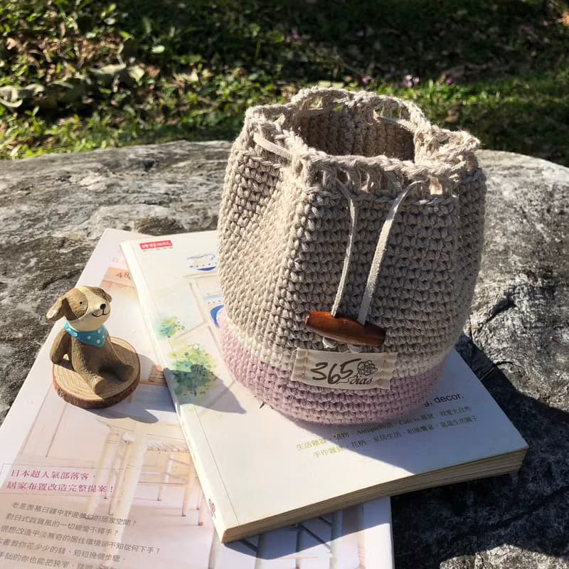 鉤織工藝。雙色苧麻束口化妝包(灰紫)