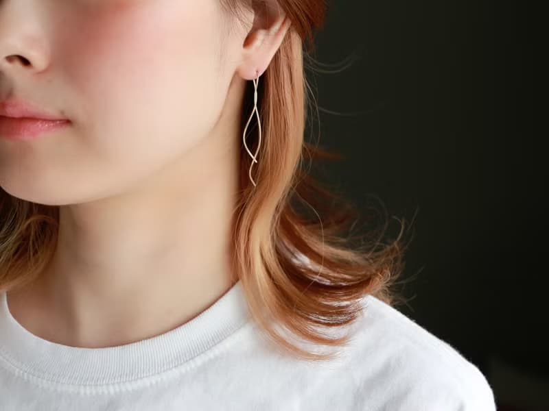 14kgf-nuance curve pierced earrings