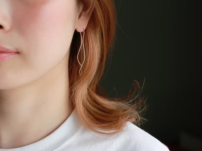 14kgf-nuance curve pierced earrings