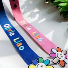 個人化全彩姓名刺繡行李飄帶-燦笑花朵款(彩瓣)