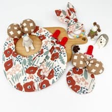 【小熊比比】花朵假期蝴蝶結圍兜平安符袋彌月組