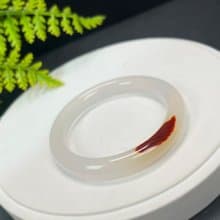 精品 白色 瑪瑙手镯 52MM 冰潤起光 飄一抹紅 玉髓手環 鴻運當頭