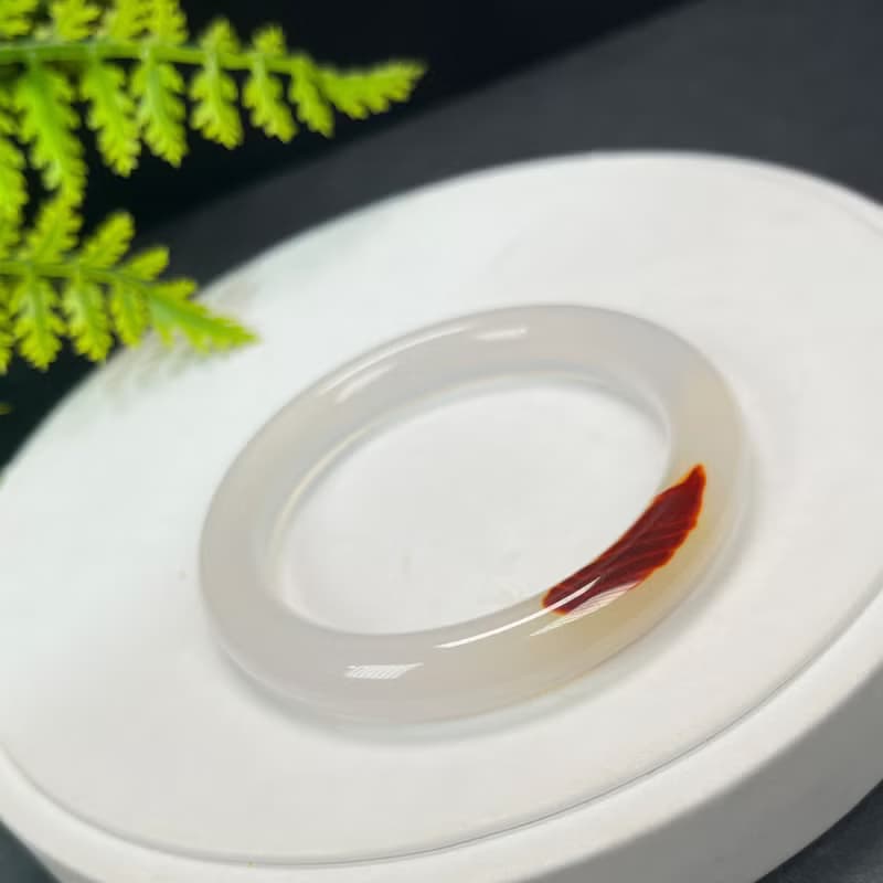 精品 白色 瑪瑙手镯 52MM 冰潤起光 飄一抹紅 玉髓手環 鴻運當頭
