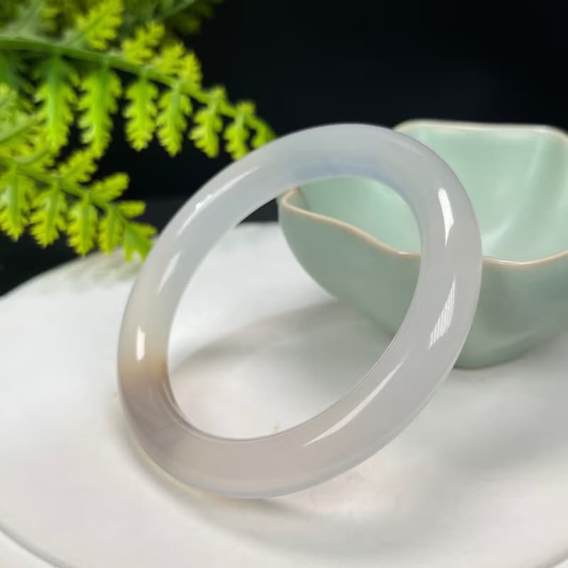 精品 白色 瑪瑙手镯 52MM 冰潤起光 飄一抹紅 玉髓手環 鴻運當頭