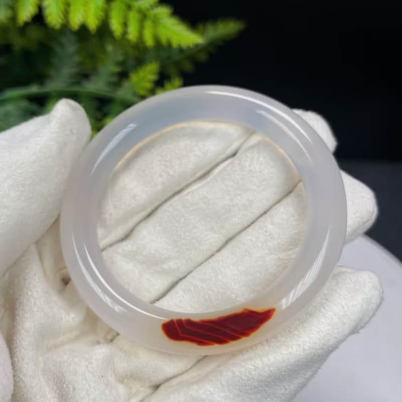 精品 白色 瑪瑙手镯 52MM 冰潤起光 飄一抹紅 玉髓手環 鴻運當頭