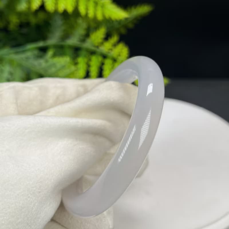 精品 白色 瑪瑙手镯 52MM 冰潤起光 飄一抹紅 玉髓手環 鴻運當頭
