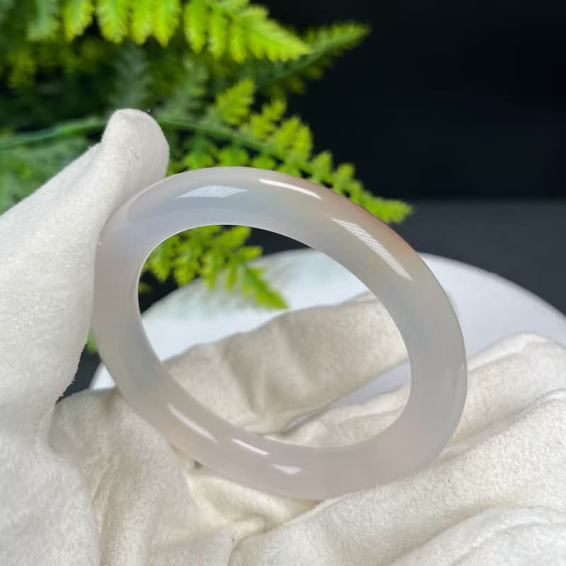 精品 白色 瑪瑙手镯 52MM 冰潤起光 飄一抹紅 玉髓手環 鴻運當頭