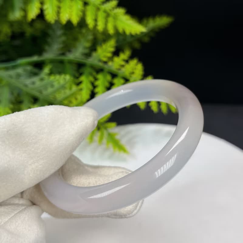 精品 白色 瑪瑙手镯 52MM 冰潤起光 飄一抹紅 玉髓手環 鴻運當頭