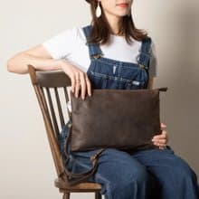 單肩包 手拿包 簡約風 附肩帶 可收納MacBook 咖啡色