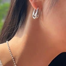 (925 Sterling Silver) Heart Hands Earrings