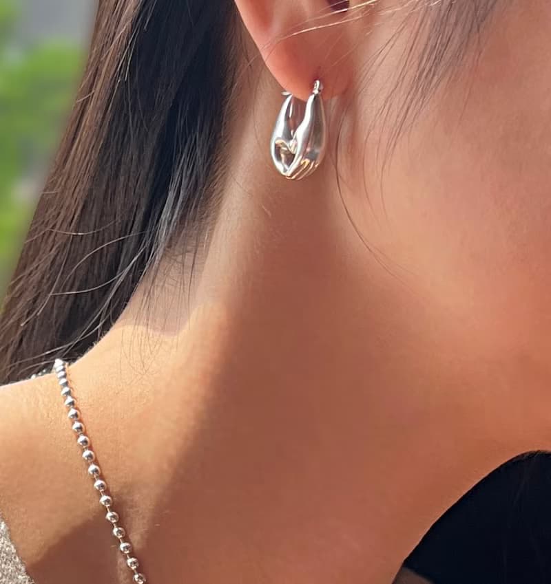 (925 Sterling Silver) Heart Hands Earrings