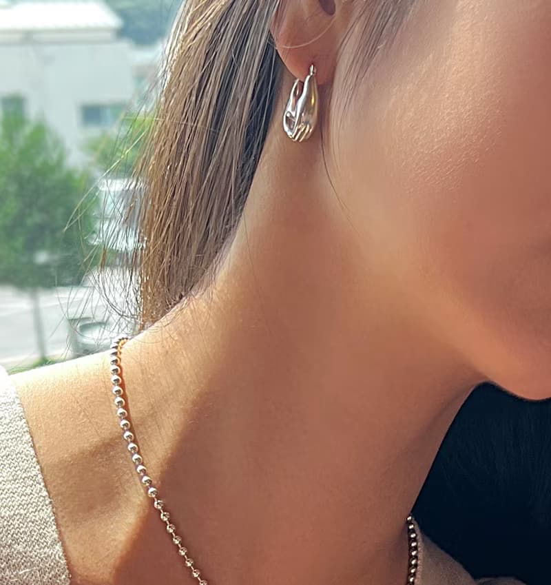 (925 Sterling Silver) Heart Hands Earrings