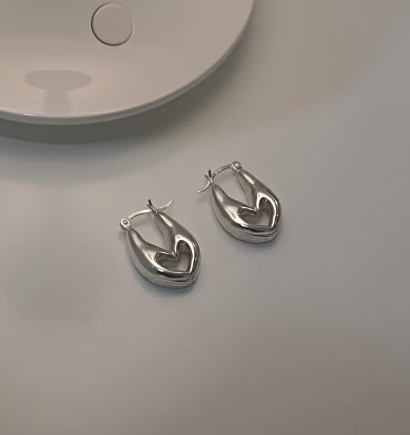 (925 Sterling Silver) Heart Hands Earrings