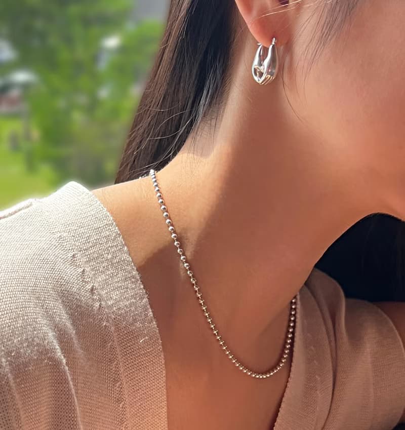 (925 Sterling Silver) Heart Hands Earrings