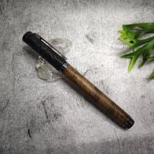 黃金樟木 原木 手工筆 鋼珠筆( 浮雕花款)