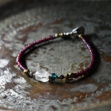 古代水晶とインディゴブルービーズ、葡萄色と濃赤ホワイトハーツ、oldチンシルバーとオリッサブラスの華奢なブレス