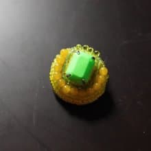 とても軽いおゃべりなブローチ4 ビーズ刺繍のブローチ　カラフル　グリーン