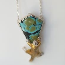 花束を持った茶白猫ペンダントブローチ