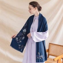 【輕奢】Flora古典繡球蕾絲刺繡純羊絨Cashmere圍巾-牛仔藍