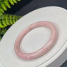 精美 玫瑰蛋白石手鐲 57MM 玉化圓條粉色歐泊手環 柔美嬌嫩魅力