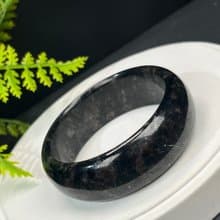 精品 石榴石藍閃石共生手鐲 59+MM 玉化爆晶煙花紋 平和幸福護佑