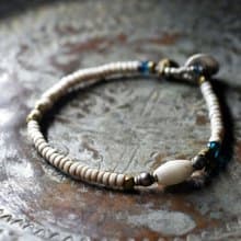 アフリカ出土瑪瑙とoldチンシルバーとオリッサブラス、ホワイト、インディゴブルービーズのブレス