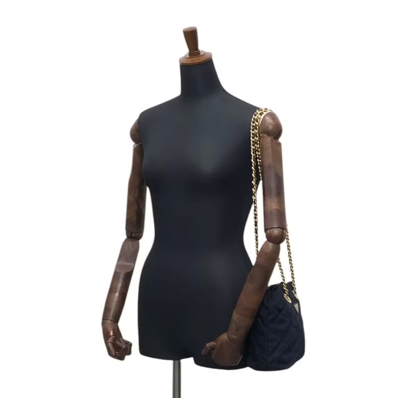 【 日本直送　名牌中古包 】PRADA プラダ ショルダーバッグ ネイビー トライアングルロゴ ナイロン キルティング チェーンバッグ オールド g7mc6t