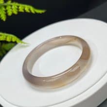精品 冰紫灰瑪瑙手鐲 56MM 冰透起光 飄朱砂點玉髓手環 友誼品味