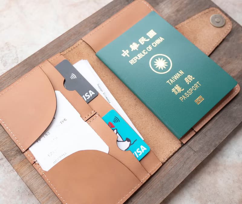 輕鬆自在護照夾 / 缺皮CHAPI  奶茶 皮件 護照夾 出國旅遊 旅行