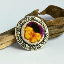 三色堇花刺繡圓形胸針十字繡黃色黑色首飾手工製作的女士花卉禮物
