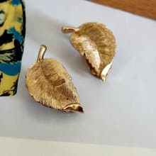 vintage jewelry Trifari 古典刷金紋葡萄葉 夾式耳環