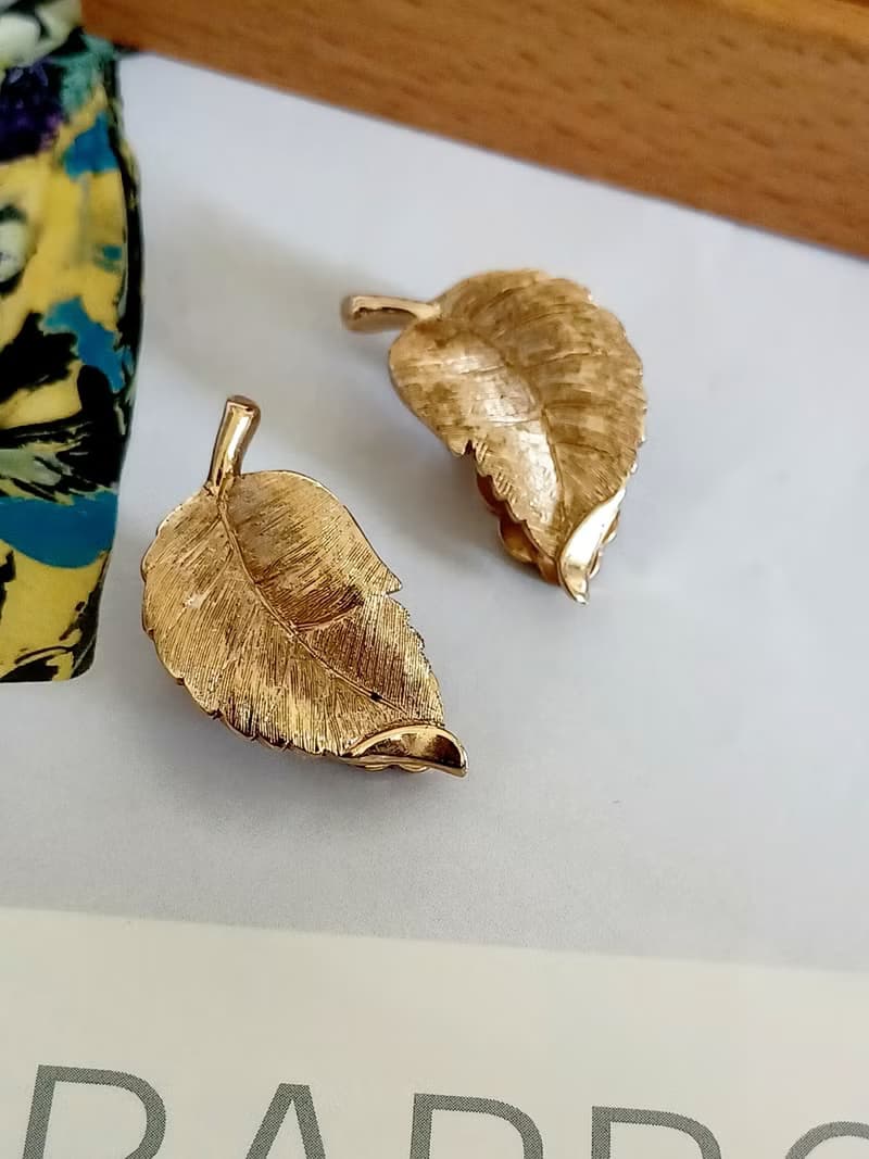 vintage jewelry Trifari 古典刷金紋葡萄葉 夾式耳環