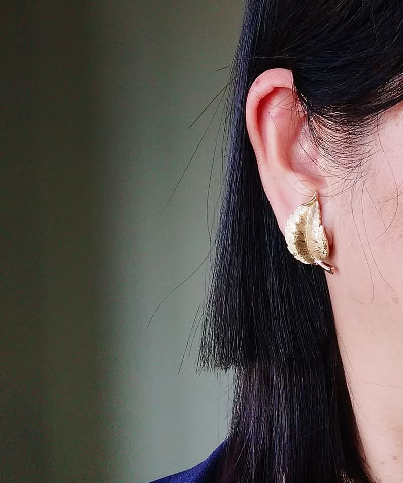vintage jewelry Trifari 古典刷金紋葡萄葉 夾式耳環