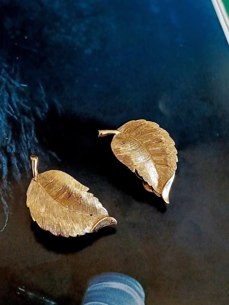vintage jewelry Trifari 古典刷金紋葡萄葉 夾式耳環