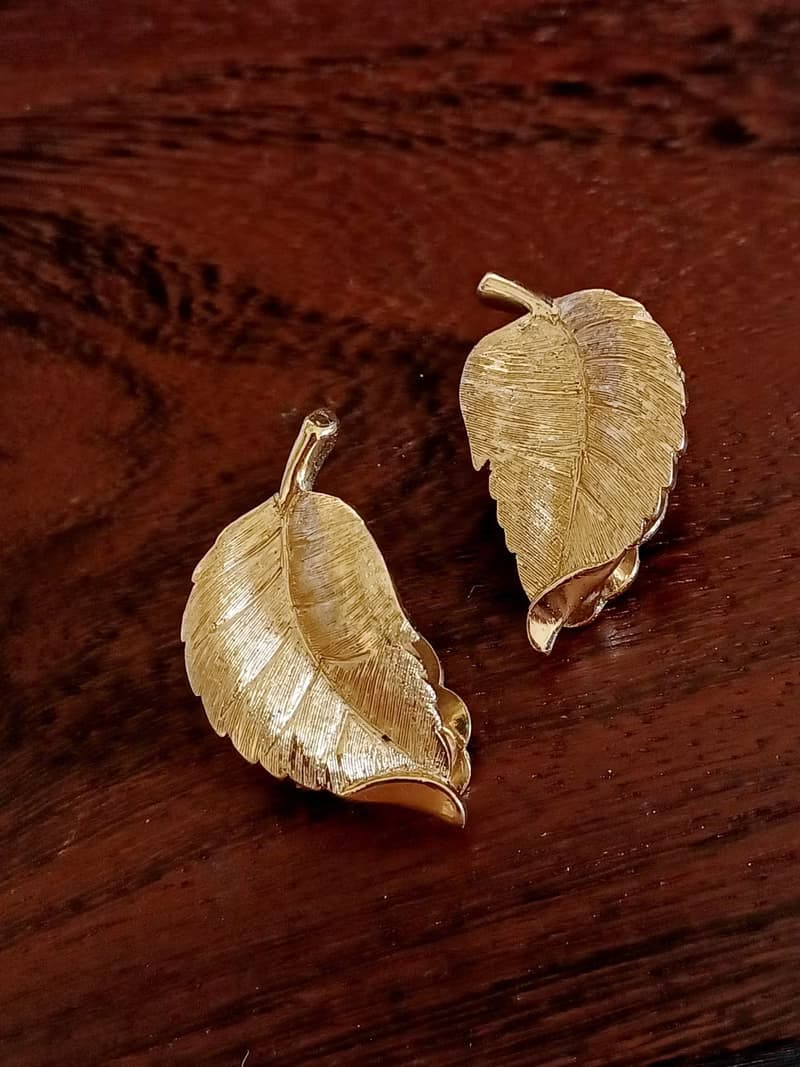 vintage jewelry Trifari 古典刷金紋葡萄葉 夾式耳環