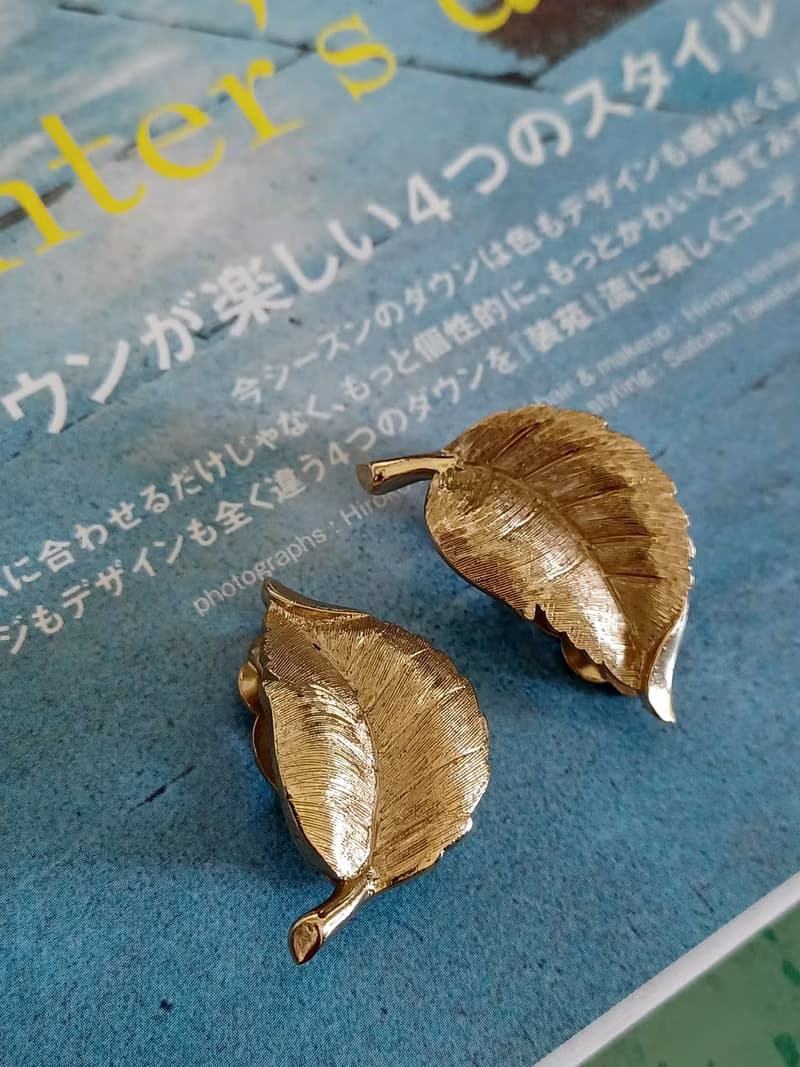 vintage jewelry Trifari 古典刷金紋葡萄葉 夾式耳環