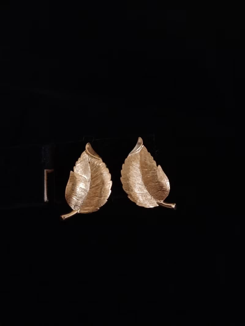 vintage jewelry Trifari 古典刷金紋葡萄葉 夾式耳環